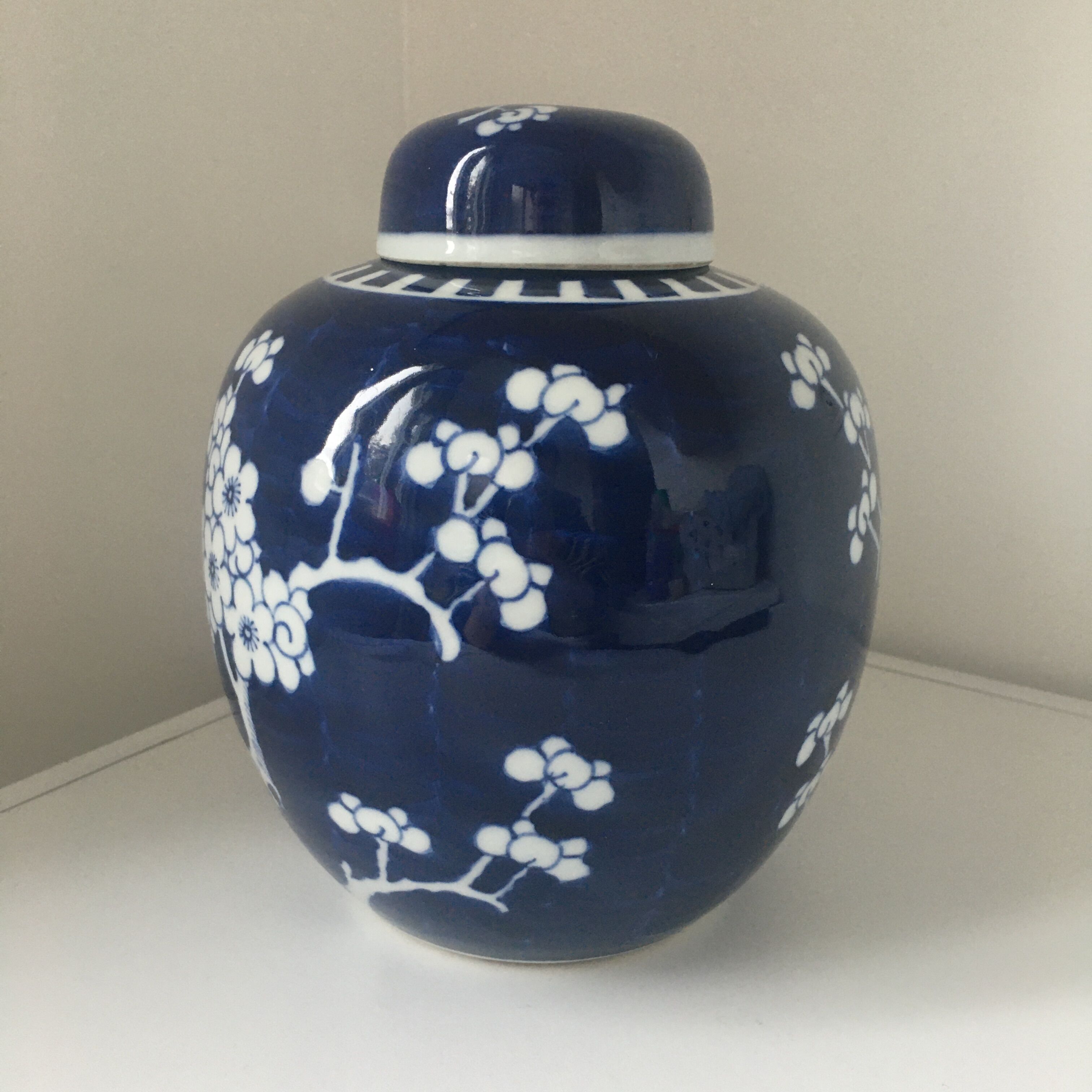Vintage potiche in white and blue China porcelain