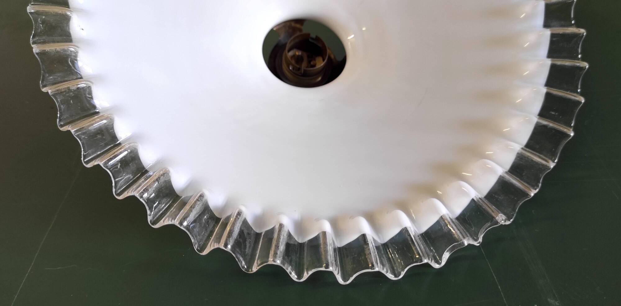 Abat-jour pour suspension en opaline plissée, milieu XXème