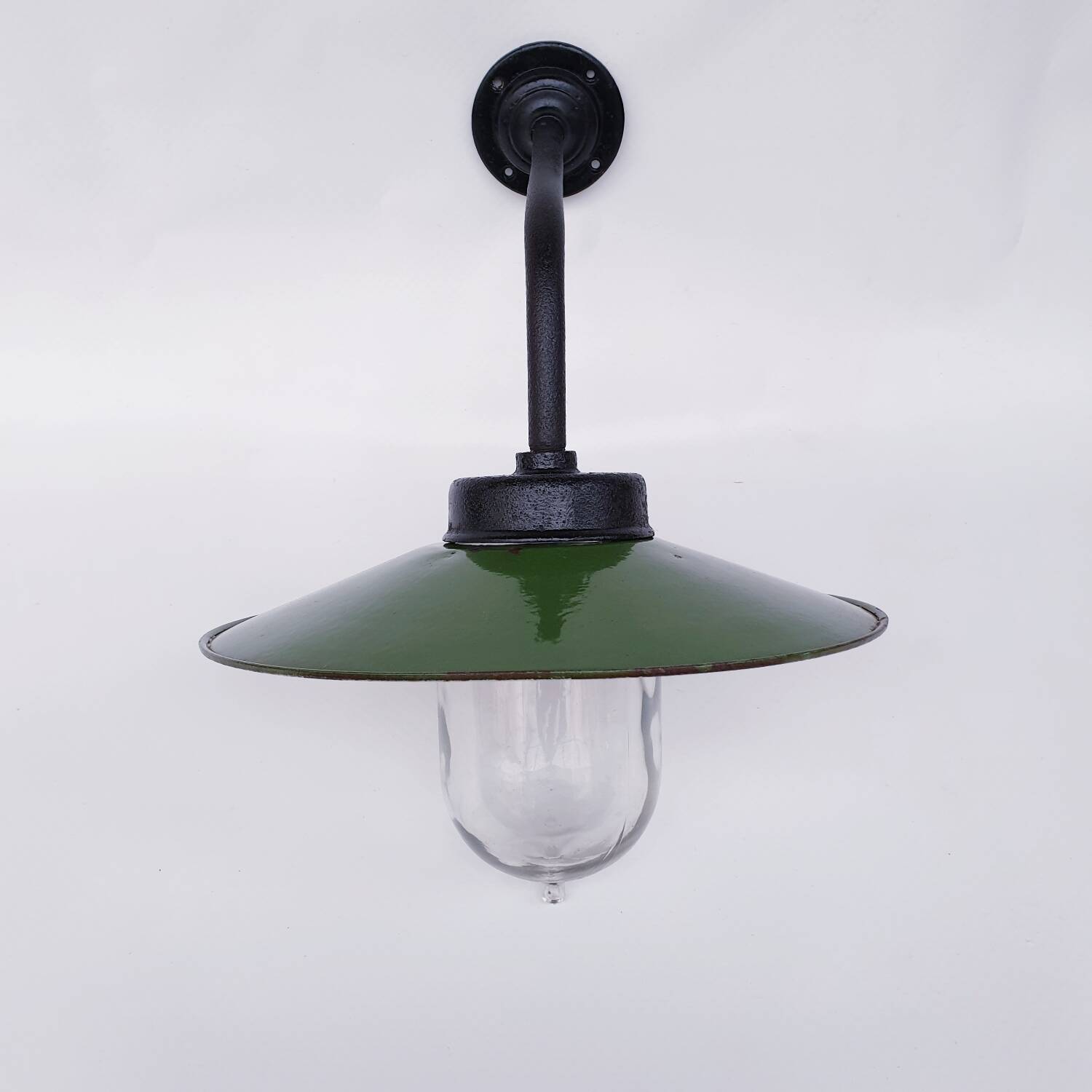 Antique outdoor lamp in enamelled sheet metal