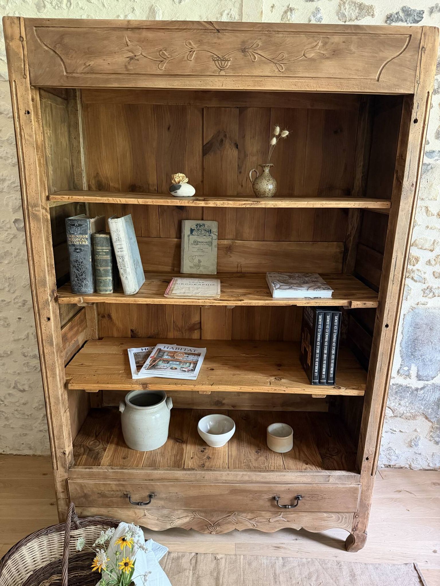 Bibliothèque en bois rénovée