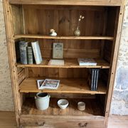 Bibliothèque en bois rénovée
