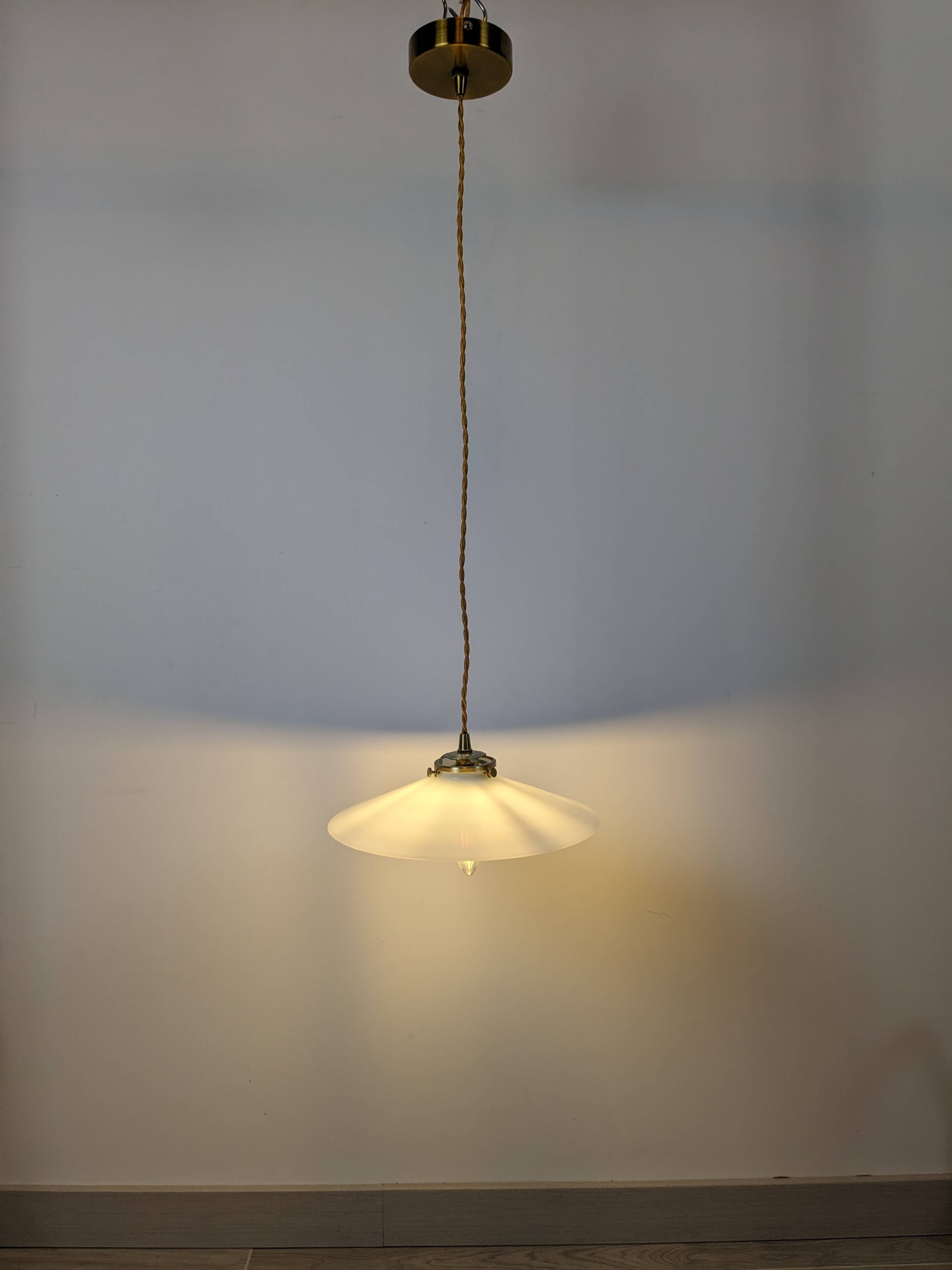 Suspension vintage en opaline blanche