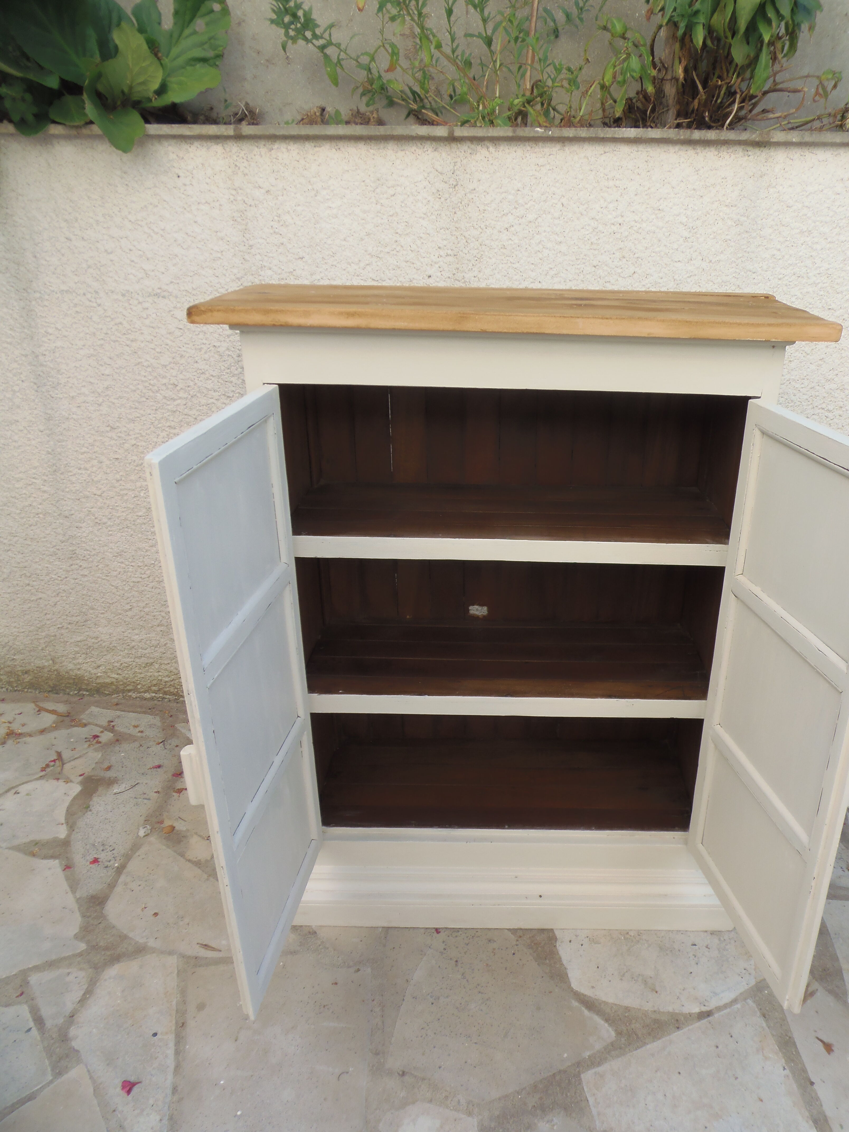Meuble, buffet peint en beige, plateau en bois brut
