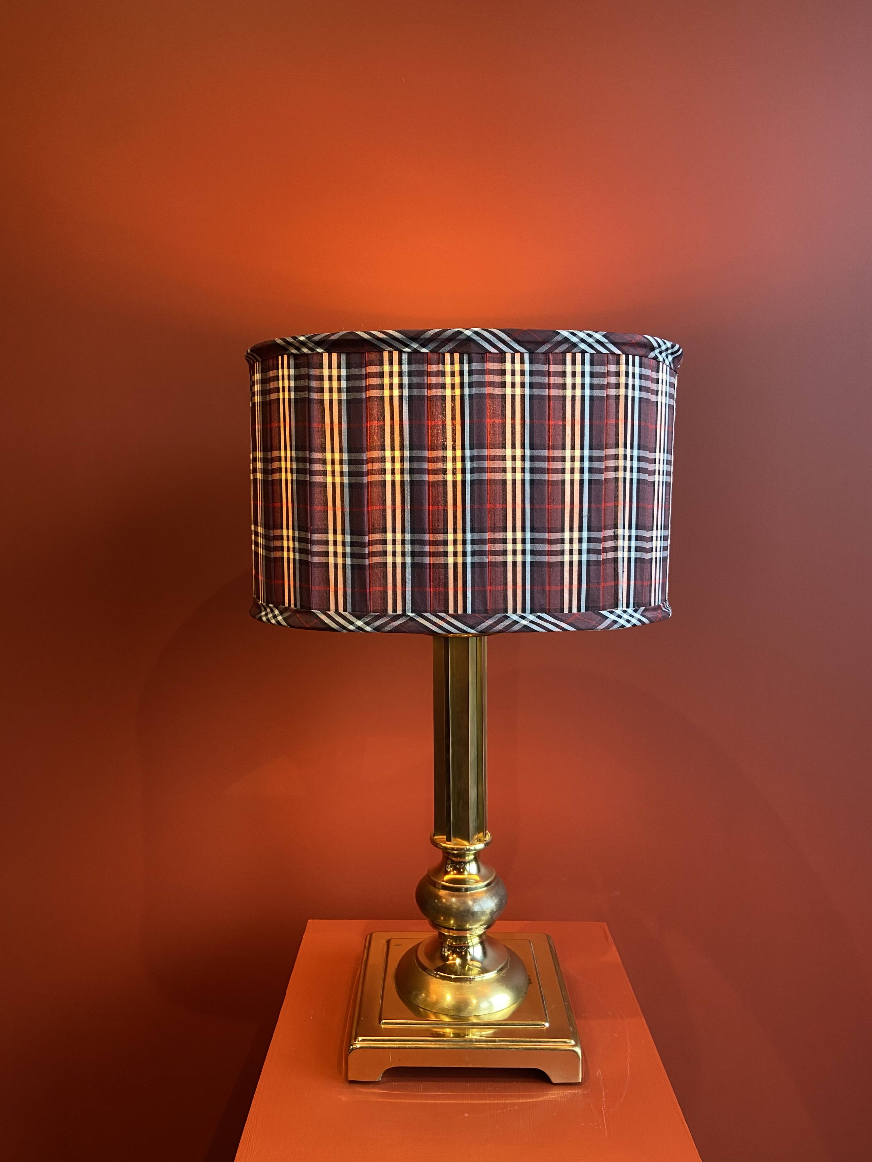 Lamp base in gilded brass, oval silk lampshade with a checkered pattern in burgundy.