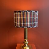 Lamp base in gilded brass, oval silk lampshade with a checkered pattern in burgundy.