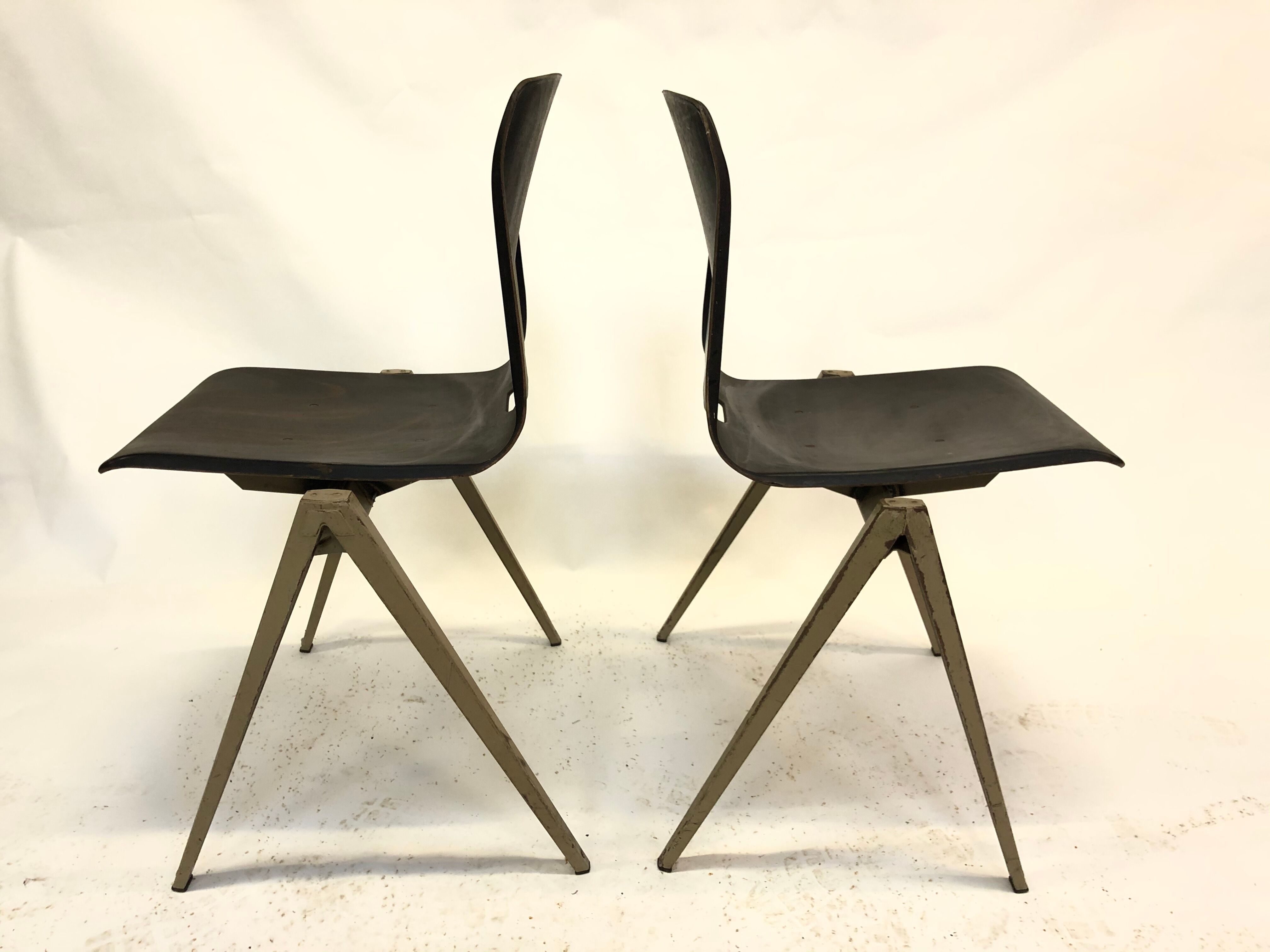 Pagholz Galvanitas S22 stackable school chairs