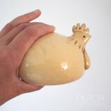 Poulet en céramique fait main, pièce de poterie d'atelier signée, coq jaune doux