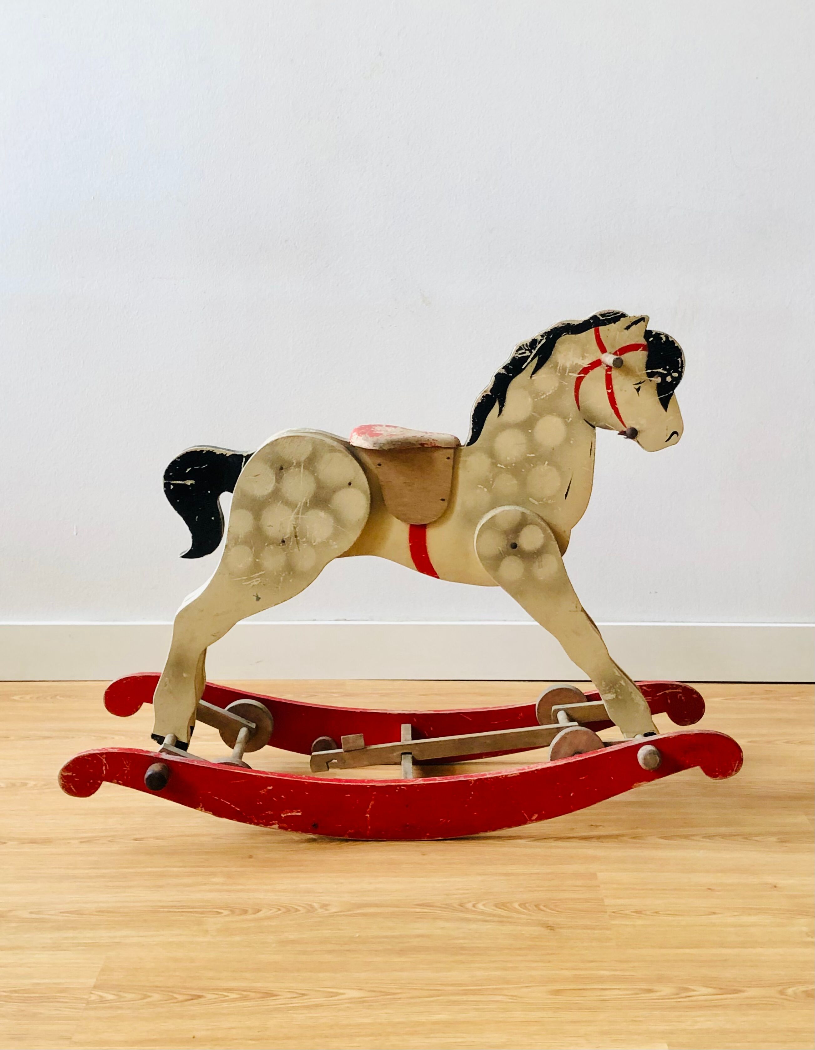 Cheval en bois ancien à bascule et à roulettes