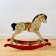 Cheval en bois ancien à bascule et à roulettes