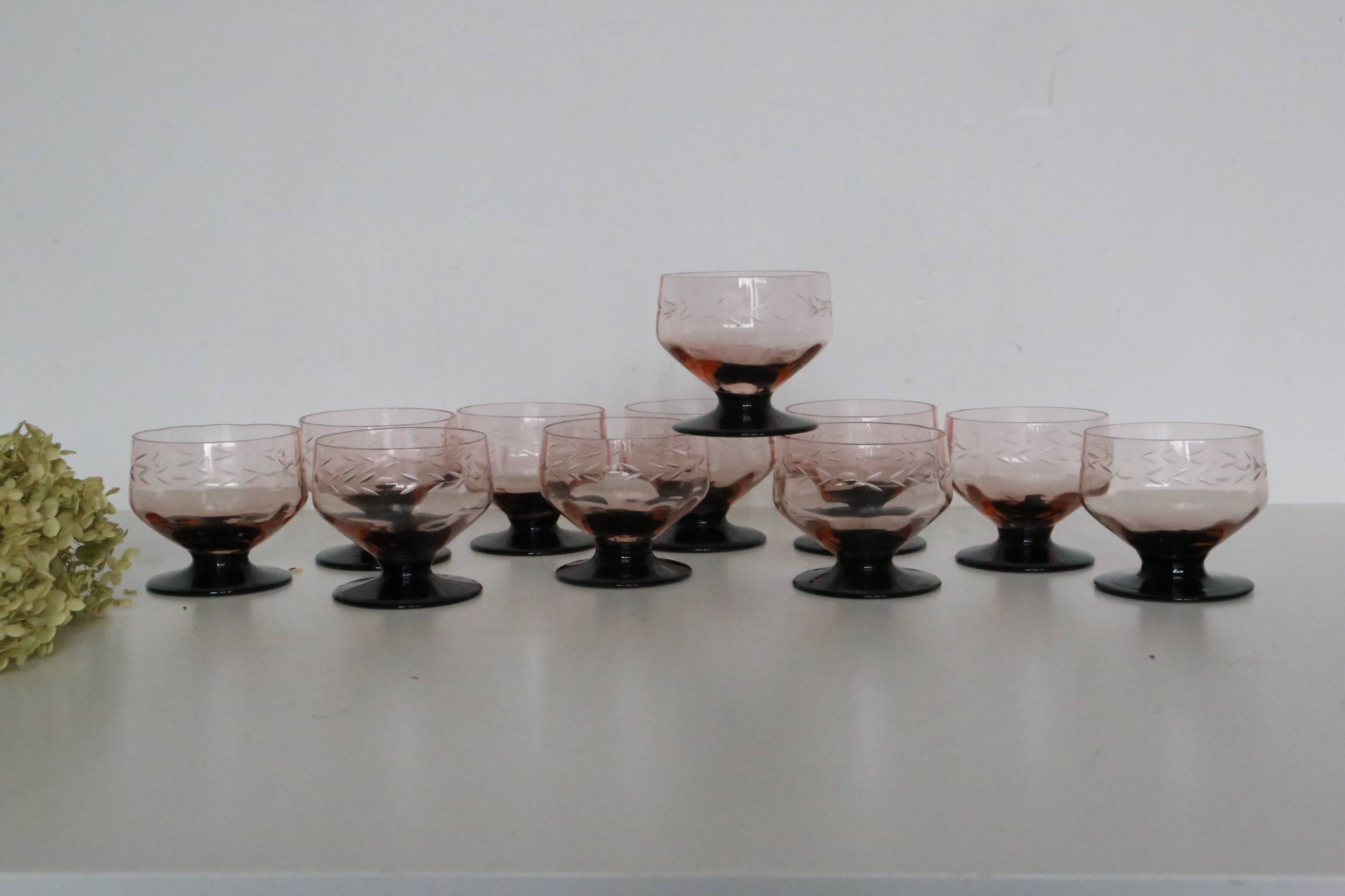 Set de 11 coupes à pied rose, vintage, 1950, mid century