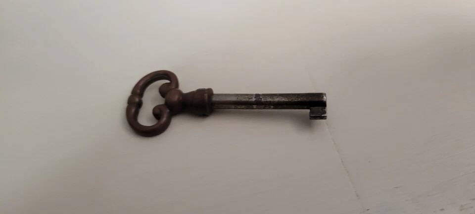 Très grand Buffet d'appui époque Louis XV en bois laqué vers 1750