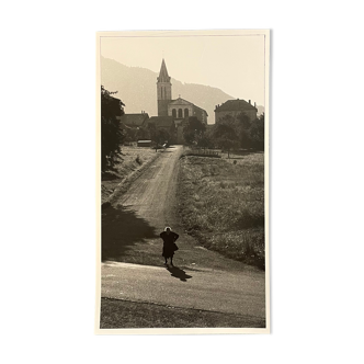 Photographie tirage argentique noir et blanc circa 1970 chemin de l'église