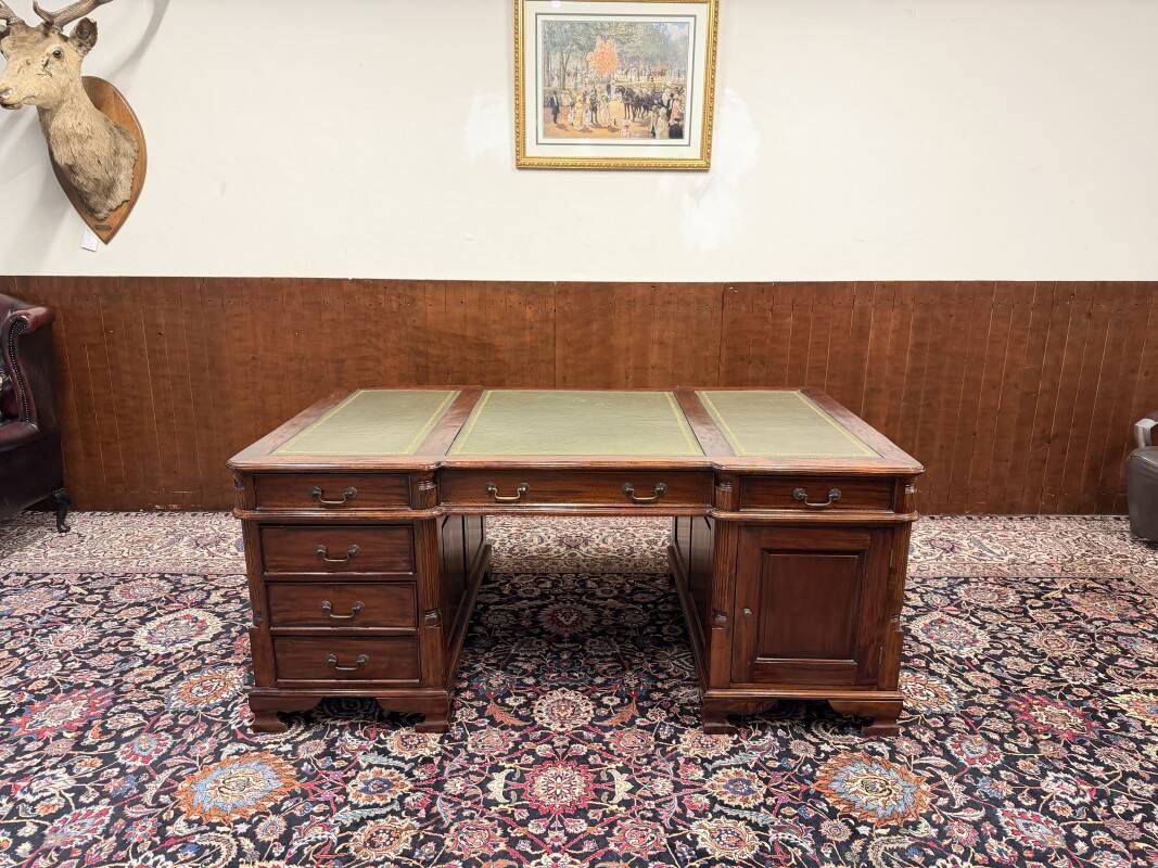 English Classic Chesterfield Partnerdesk Desk