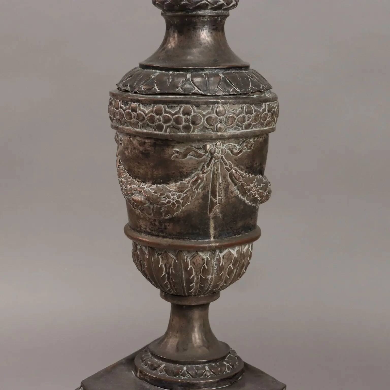 Candélabre ancien en fer et bois, Italie, XIXe siècle