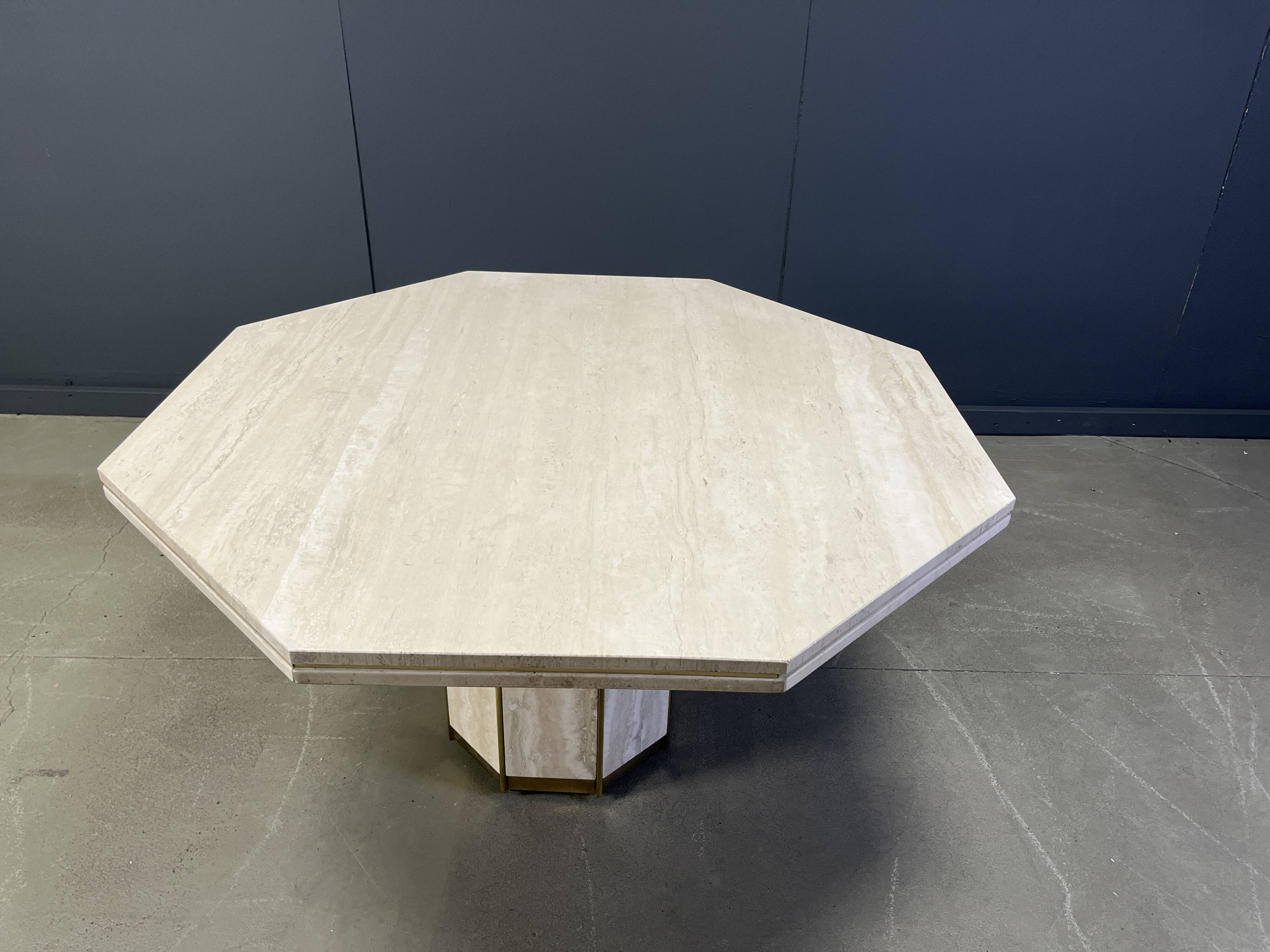 Table à manger octogonale italienne en travertin et laiton des années 1970