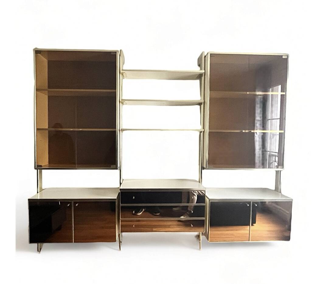 Wall-mounted and modular bookcase in lacquered brass, mirrors and smoked glass by Mahey, Design 1970