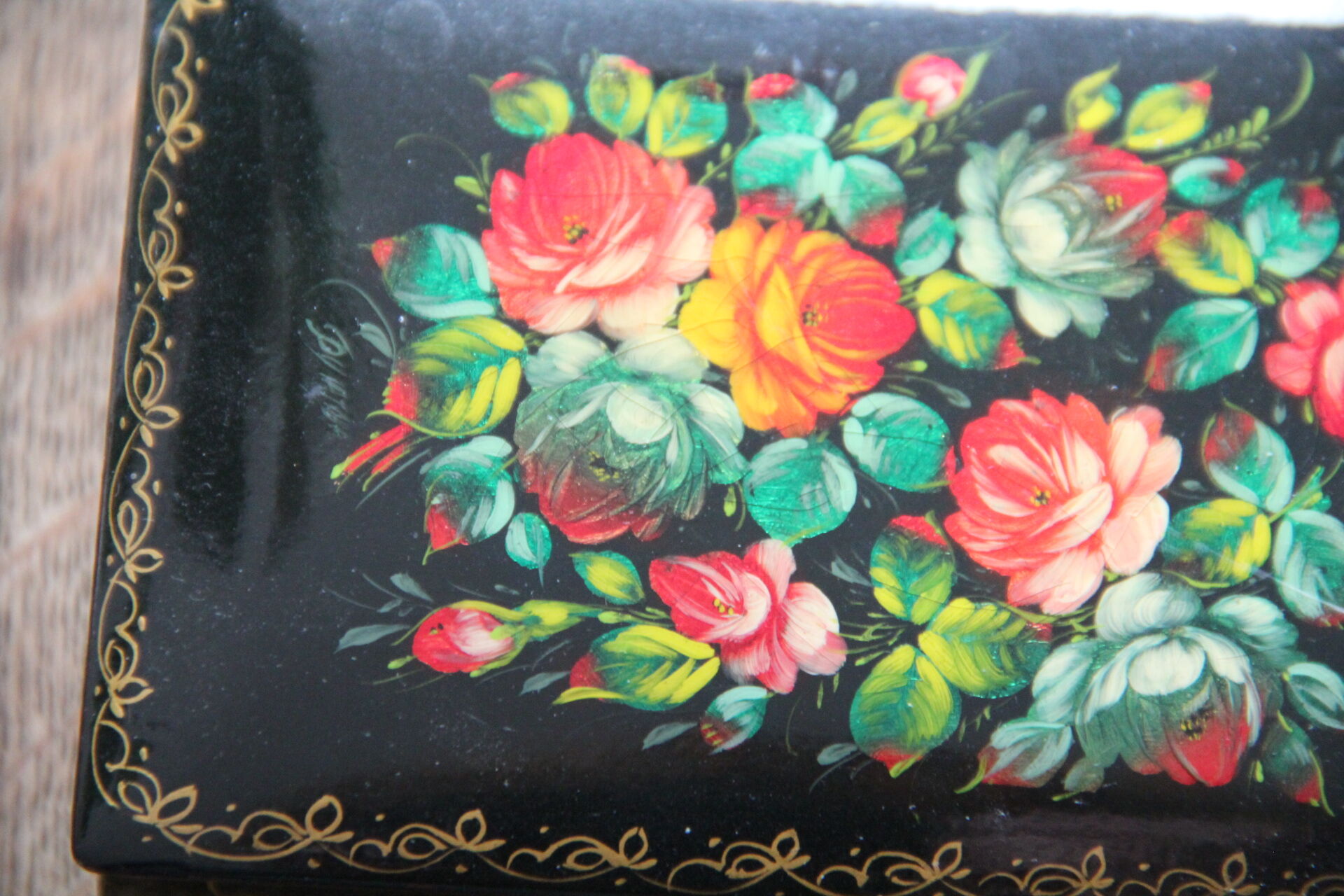 Coffret en bois laqué fleuri