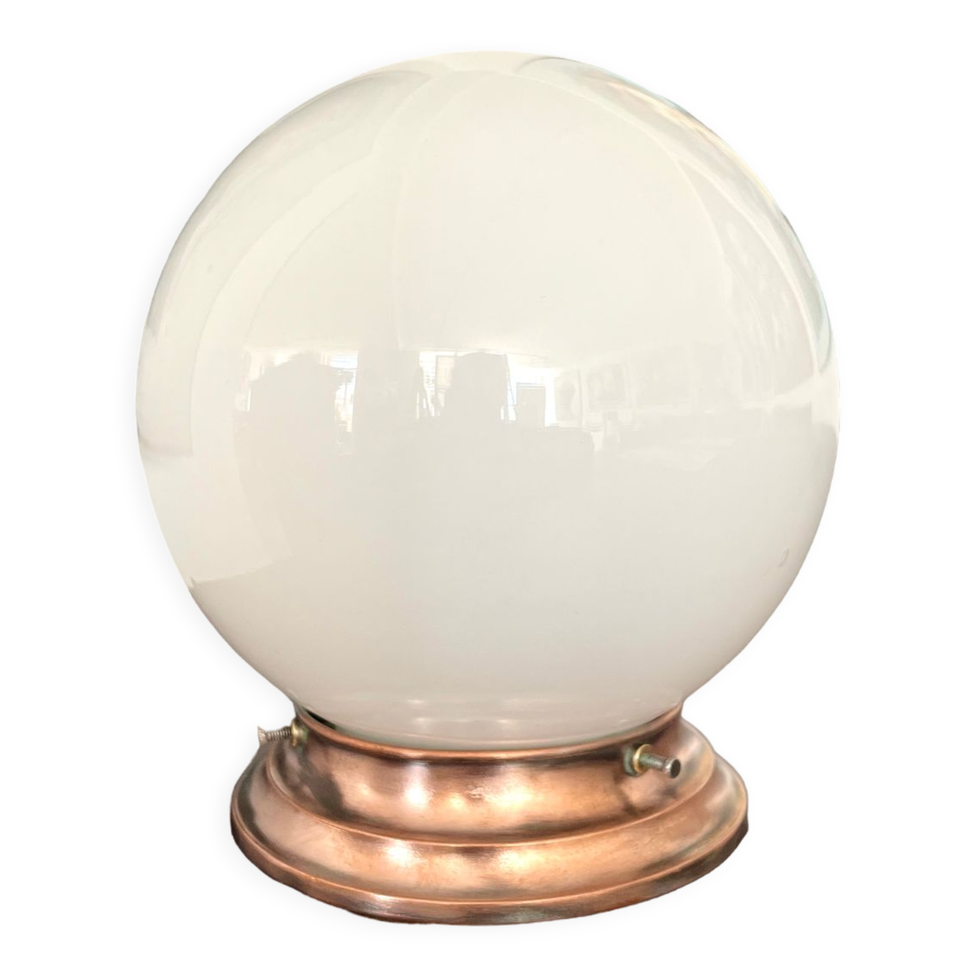 Opaline ball lamp to pose