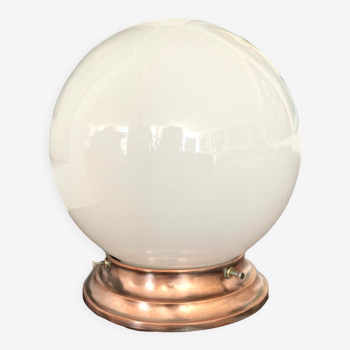 Opaline ball lamp to pose