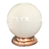 Opaline ball lamp to pose