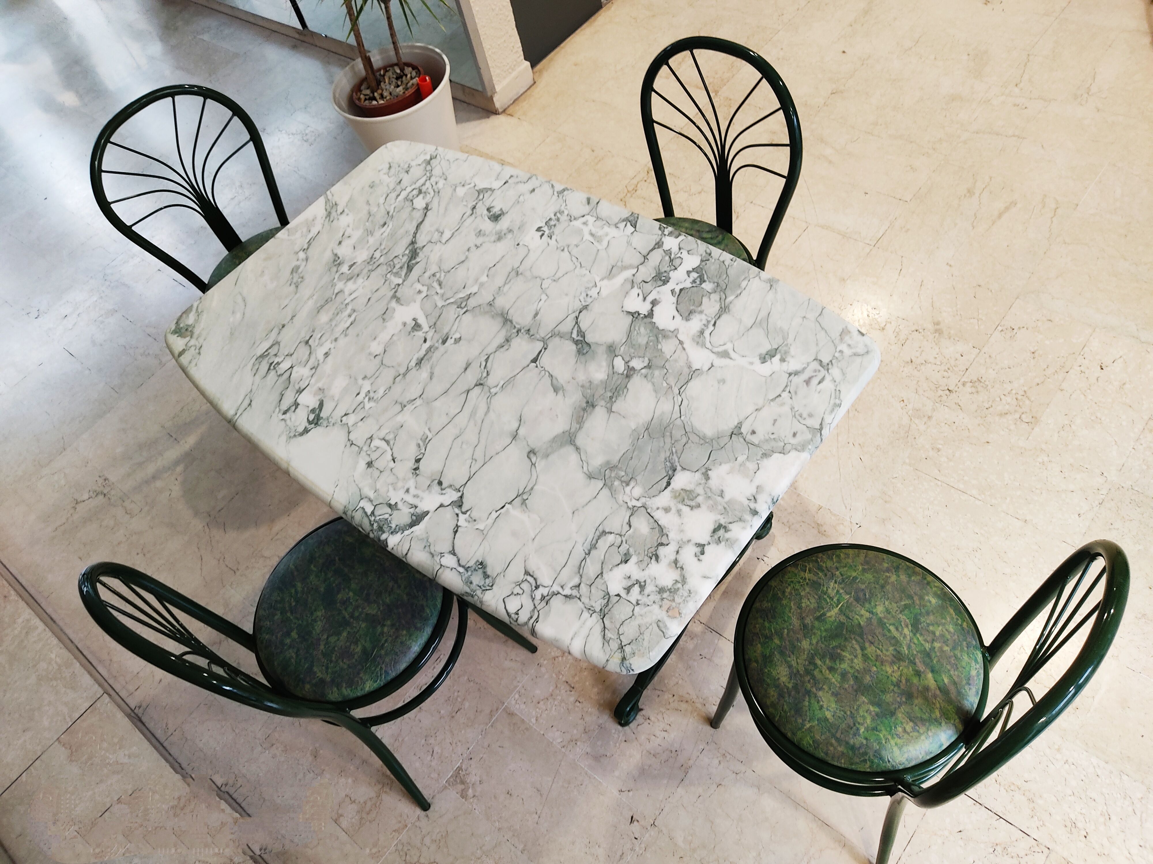 Table à manger en marbre, pieds fonte verts et 4 chaises tube acier assorties revêtement simili cuir