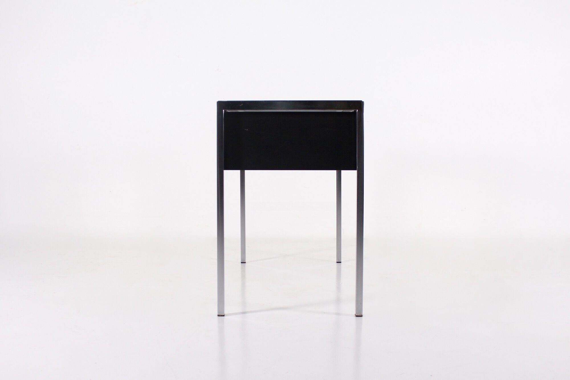 Minimalist medium desk