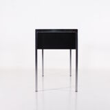 Minimalist medium desk