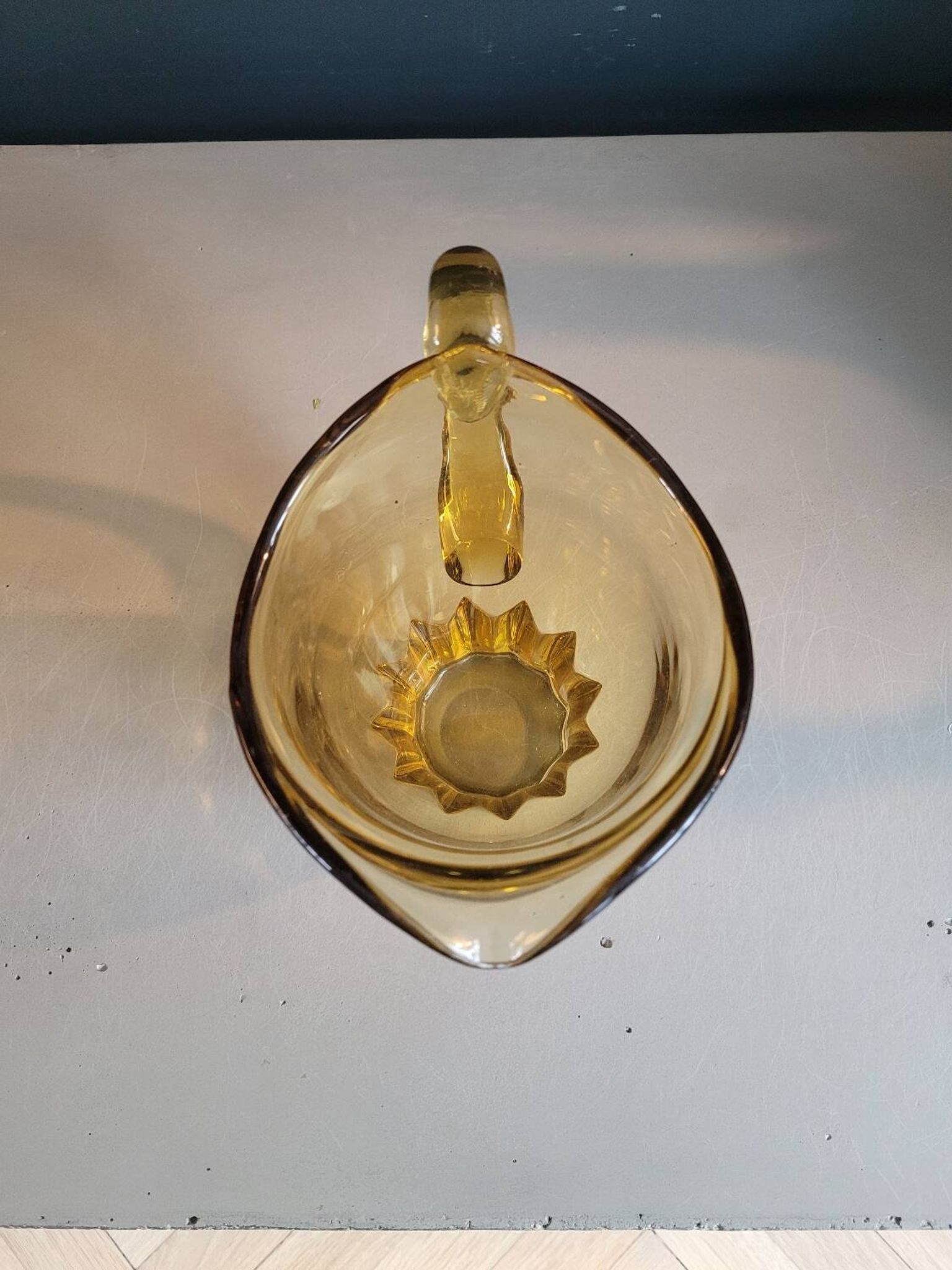 Pichet vintage en verre teinté jaune