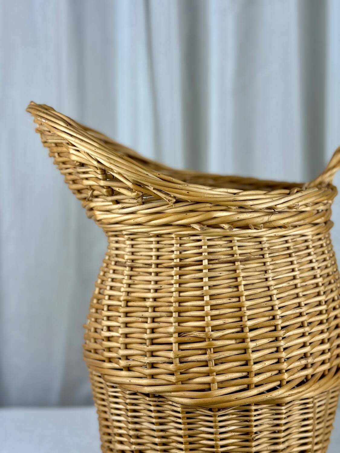 Panier en osier en forme de carafe aiguière