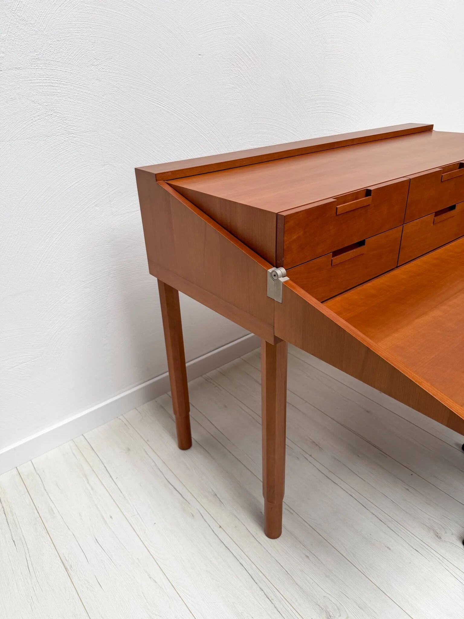 Bureau postmoderne par Antonio Citterio pour B&B Italia en bois de cerisier, années 1980