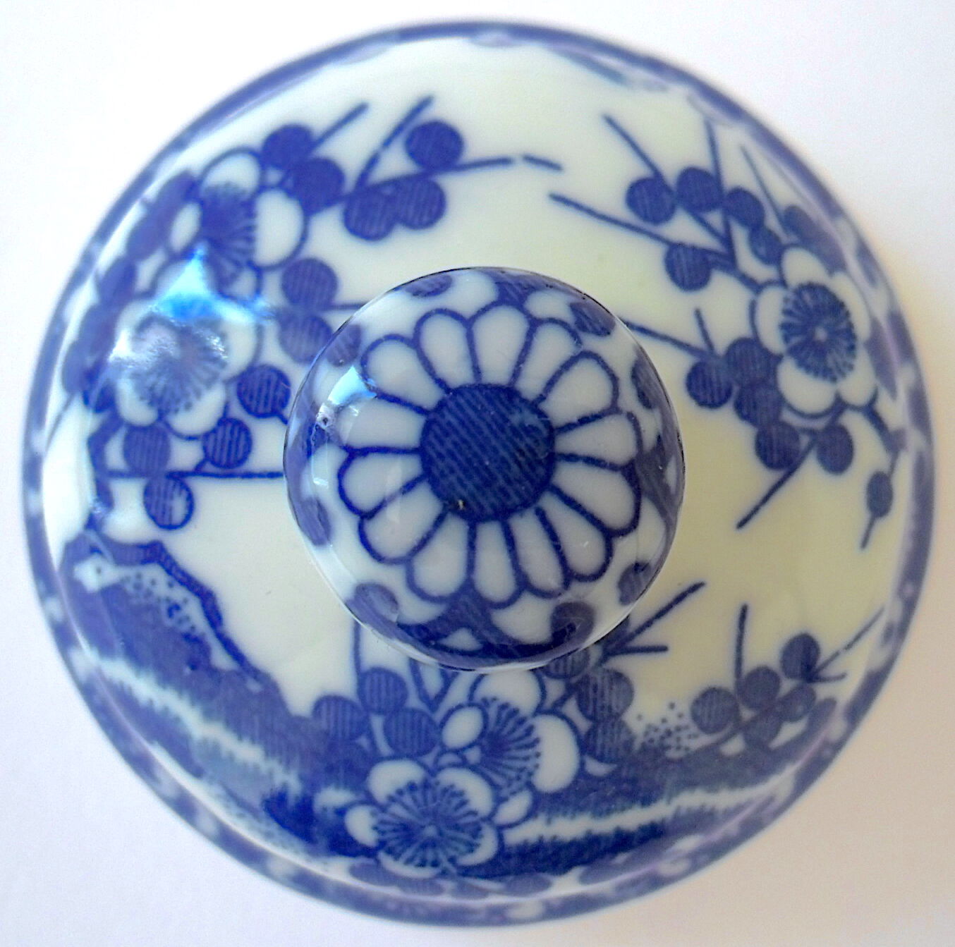 Covered sweetener with two handles in Japanese porcelain with blue camaïeu decoration