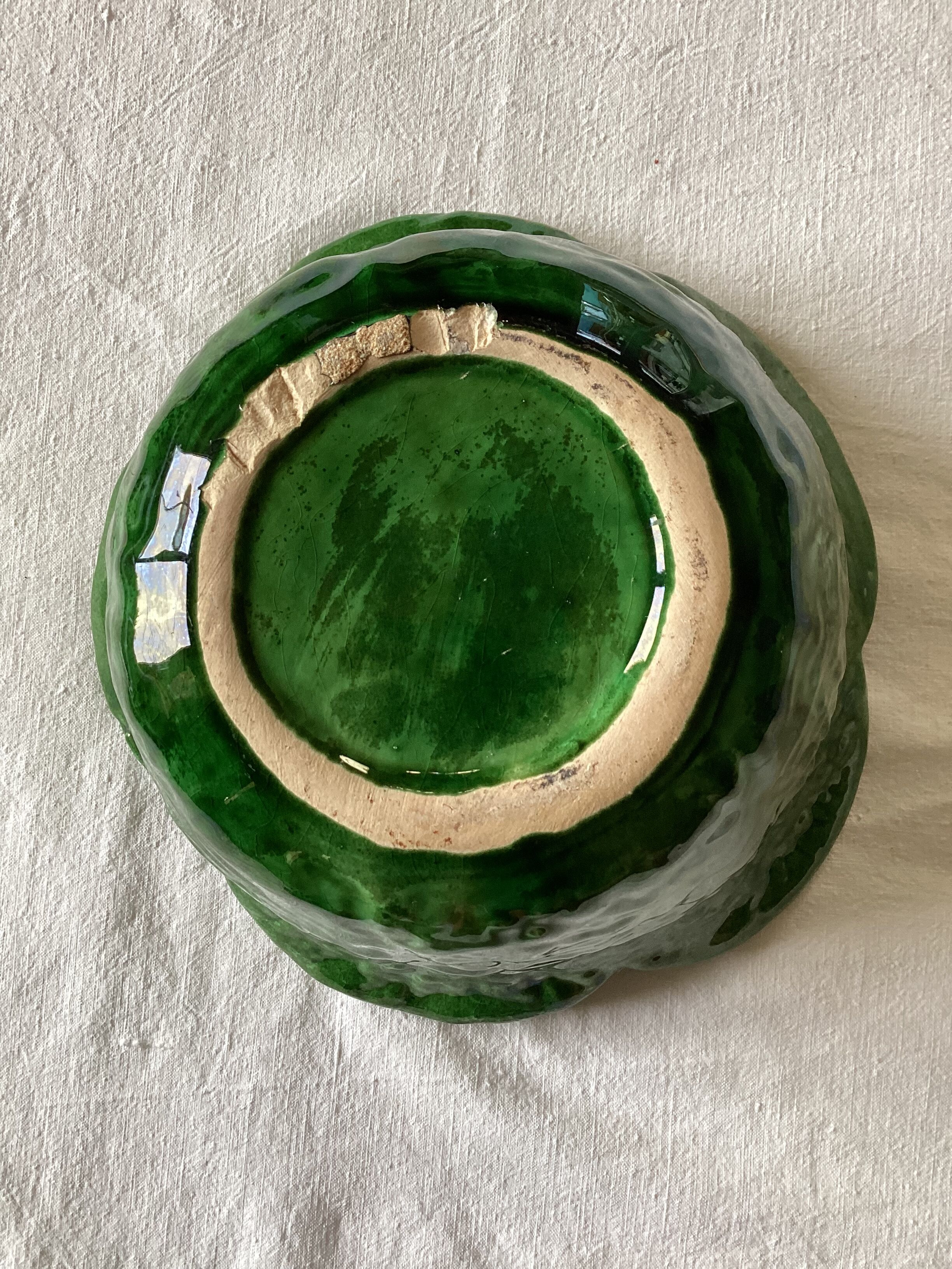 Soup bowl or vegetable in the shape of cabbage slurry