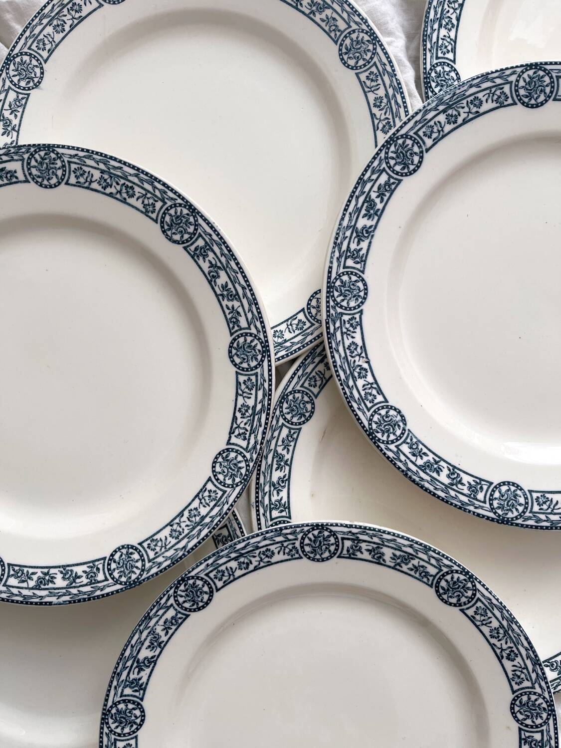 8 flat ironstone plates “Bristol” Salins