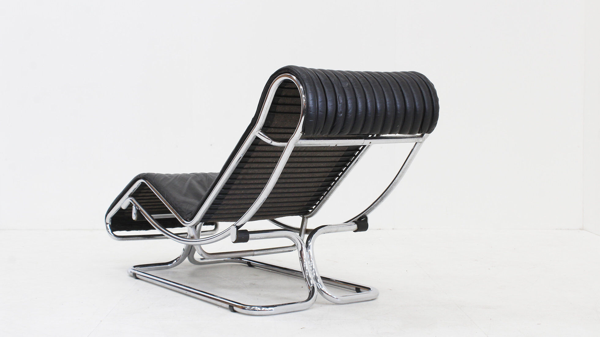 Vintage Italian chaise lounge chair chrome and leather by Guido Faleschini 1970s