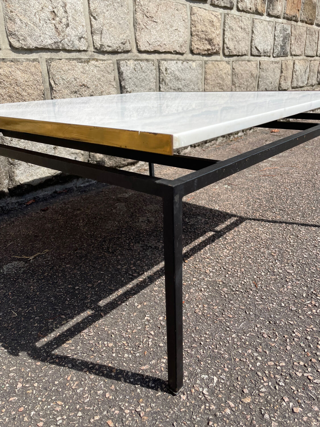 Table basse vintage en marbre blanc avec contour sur 2 côtés en laiton doré.