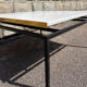 Table basse vintage en marbre blanc avec contour sur 2 côtés en laiton doré.