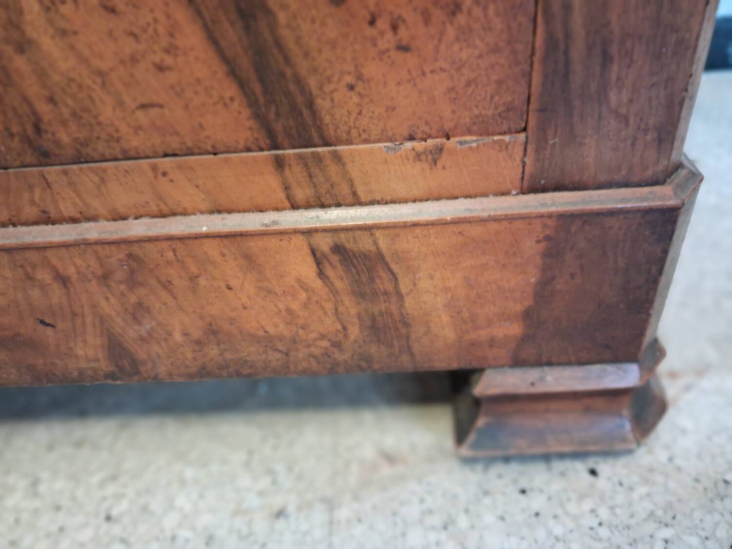 Commode en ronce de noyer