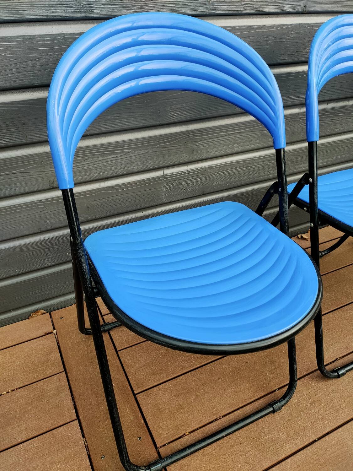 Set of 4 folding metal and plastic chairs