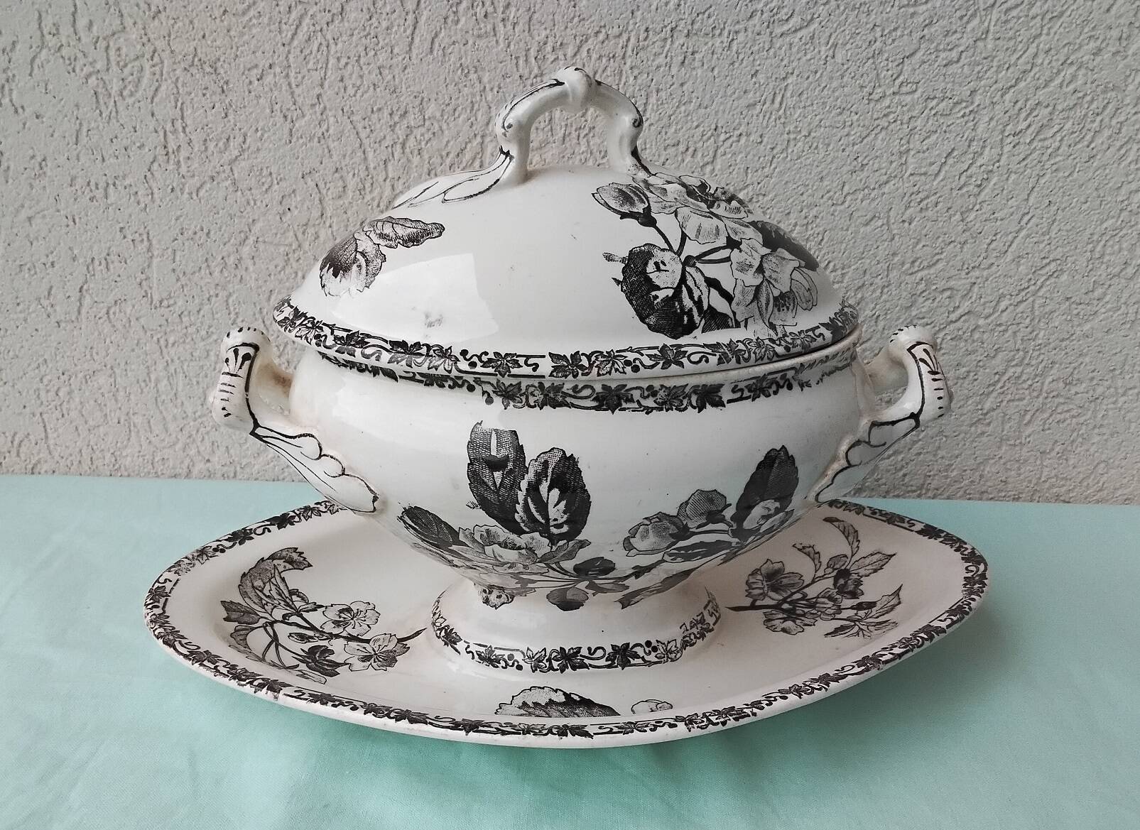 Saucière en faïence de Choisy le Roi