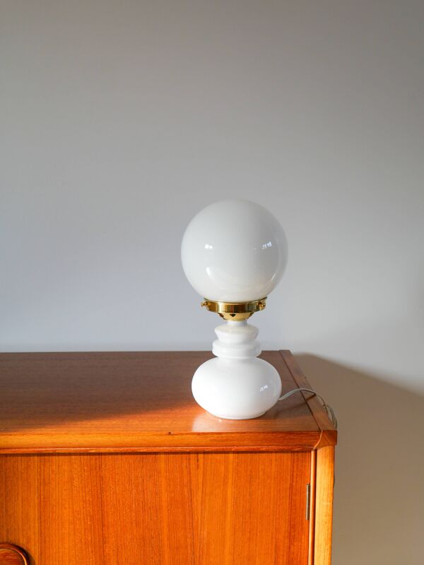 Lampe globe en opaline blanche, 1960