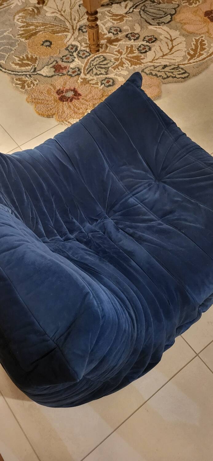 Chauffeuse Togo Ligne Roset bleu roi