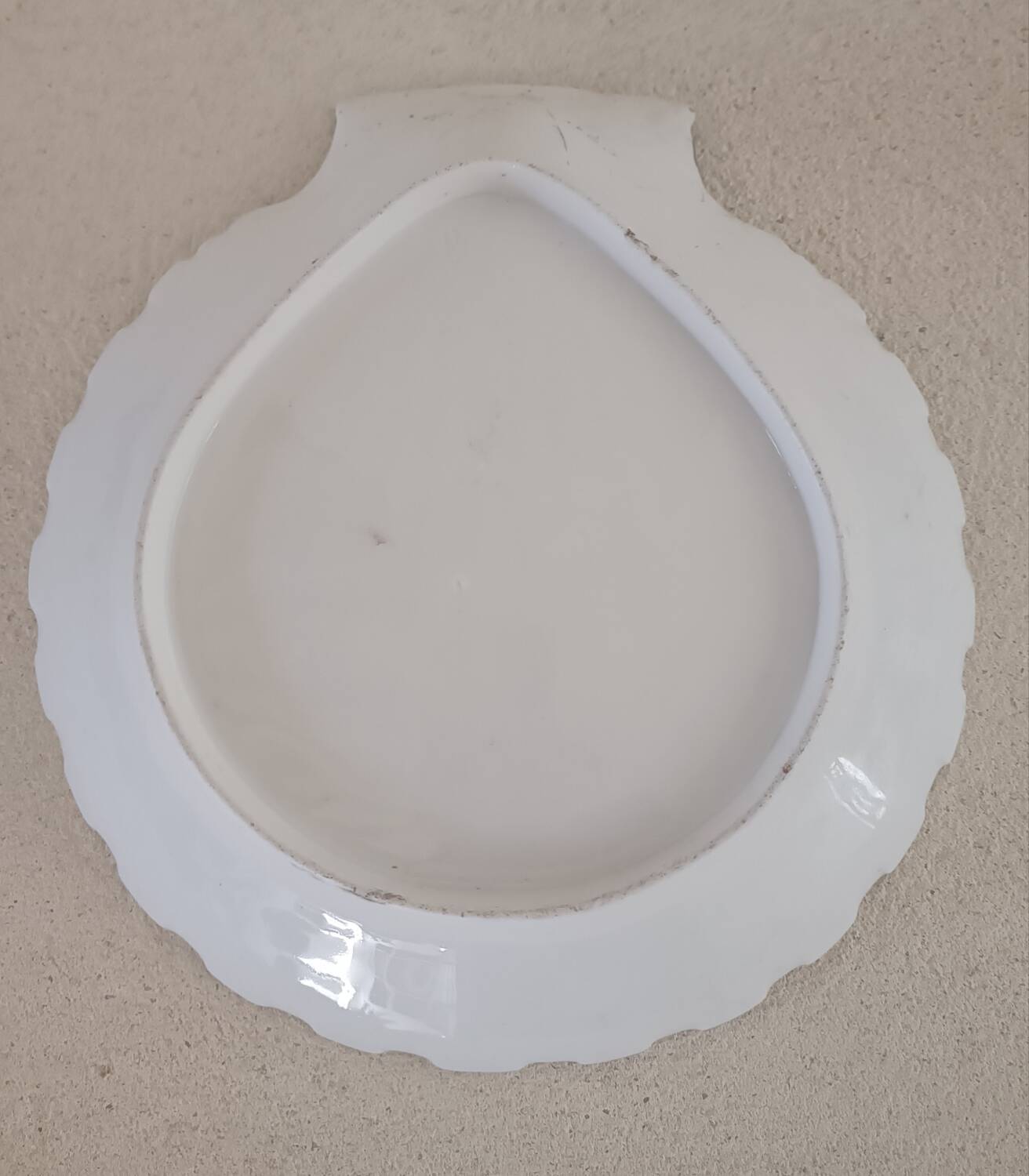 Shell-shaped bowl in Paris porcelain