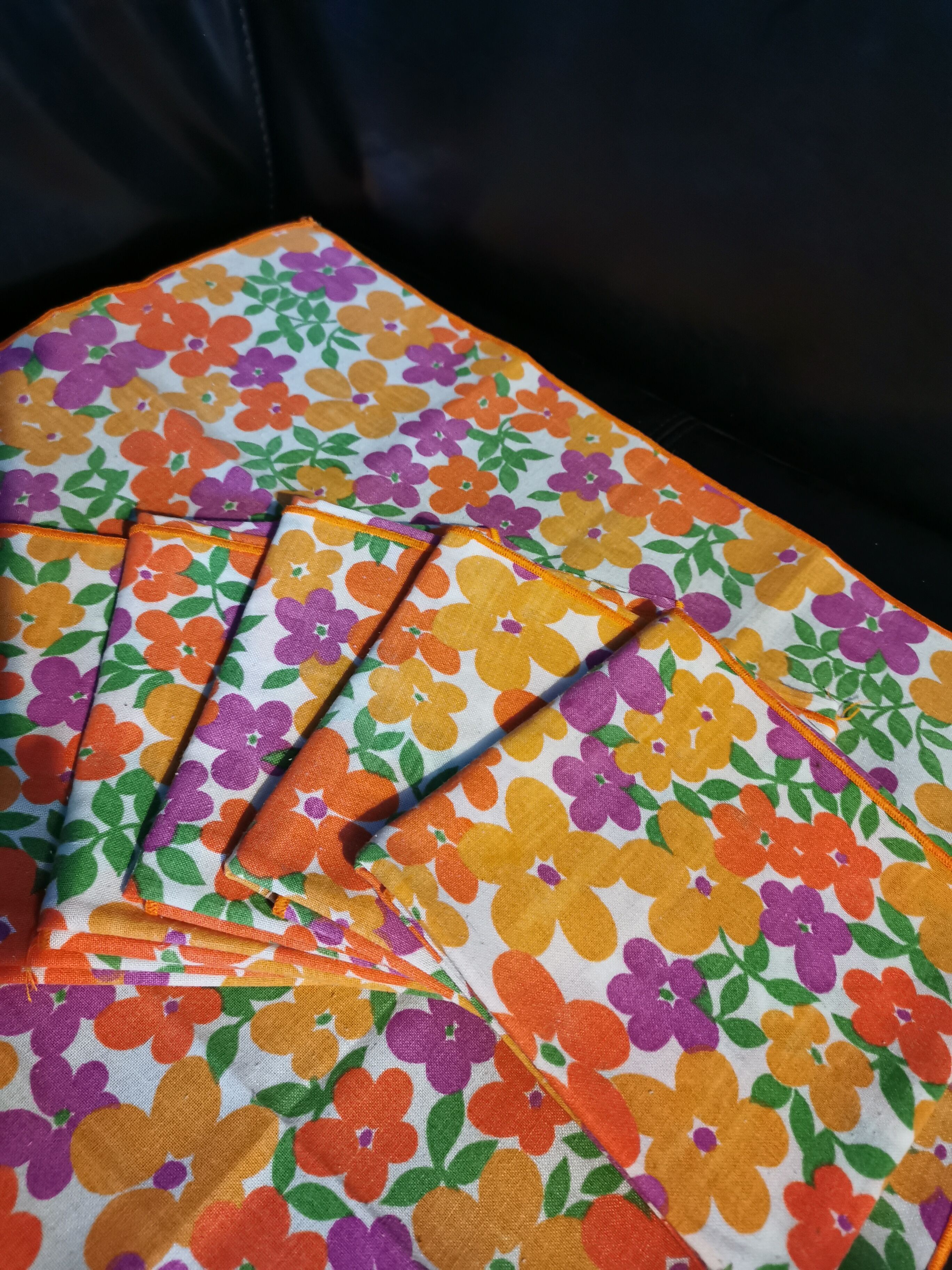 Lot de nappe et 6 serviettes de table vintage