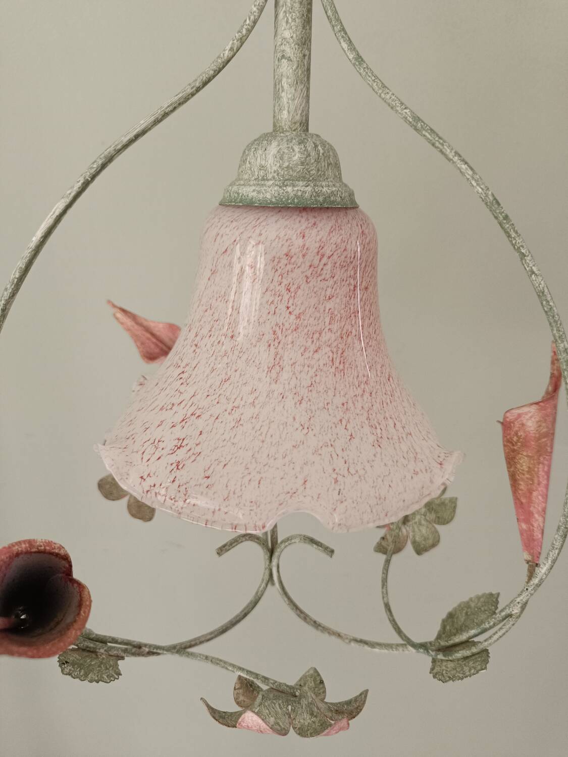 Lustre fer forgé et tulipe verre rose dépoli