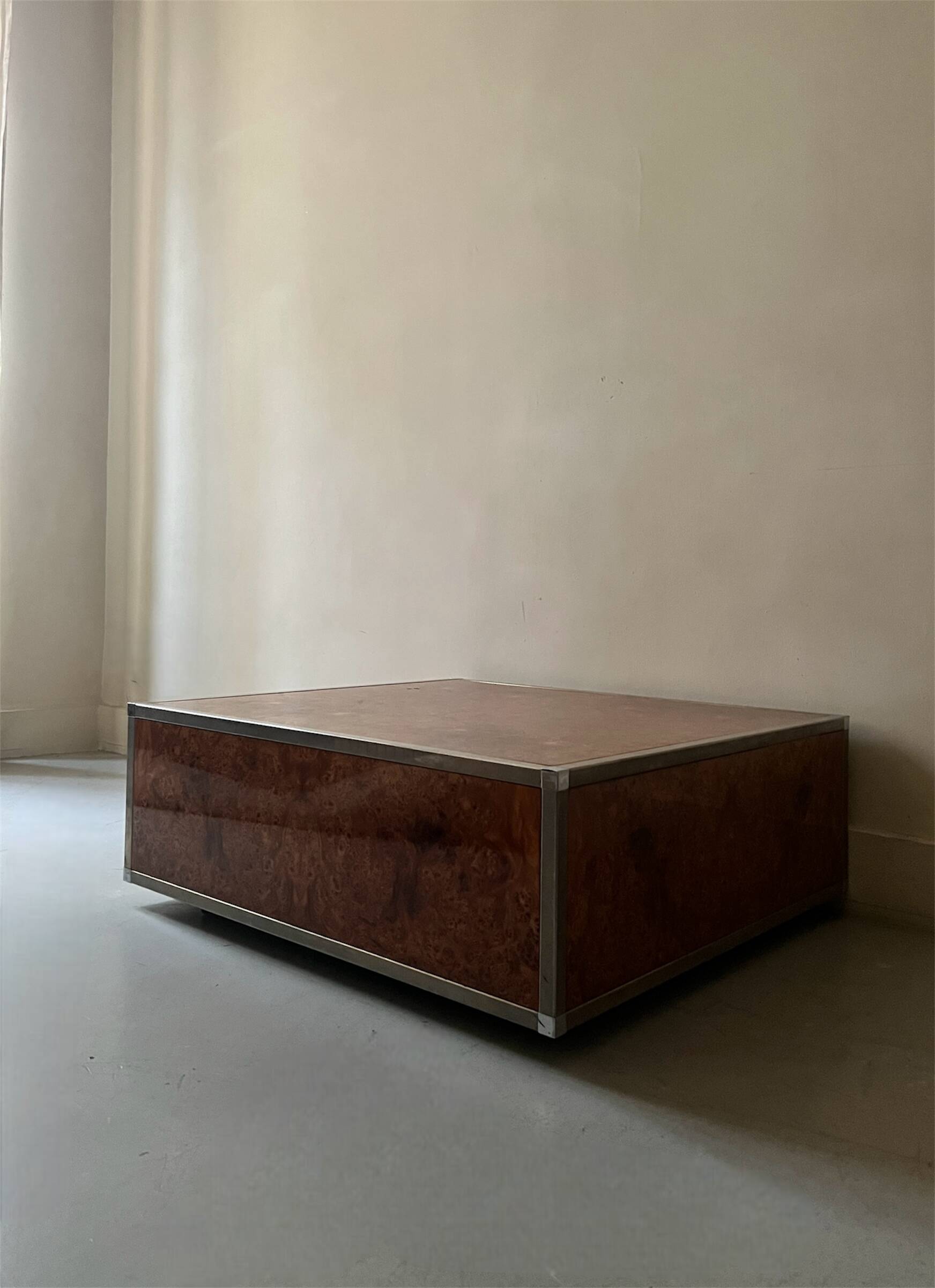 Square coffee table in metal and elm burl in the style of Willy Rizzo, 1970