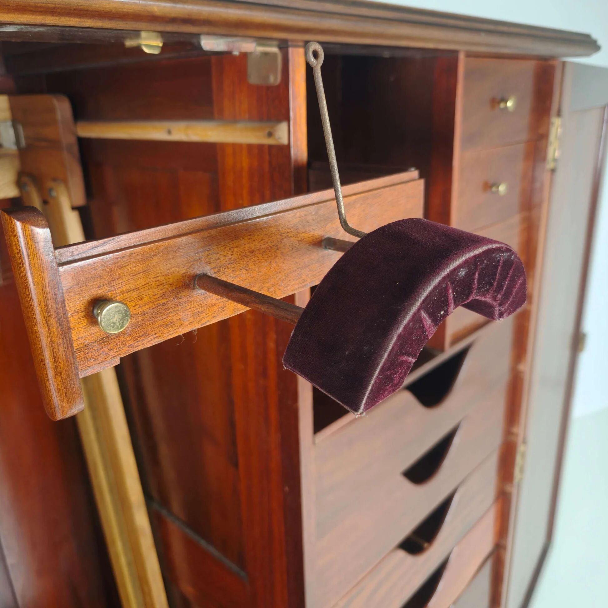 Garde-robe d'homme d'Innovation Ingenuities Ltd. du début du 20e siècle.