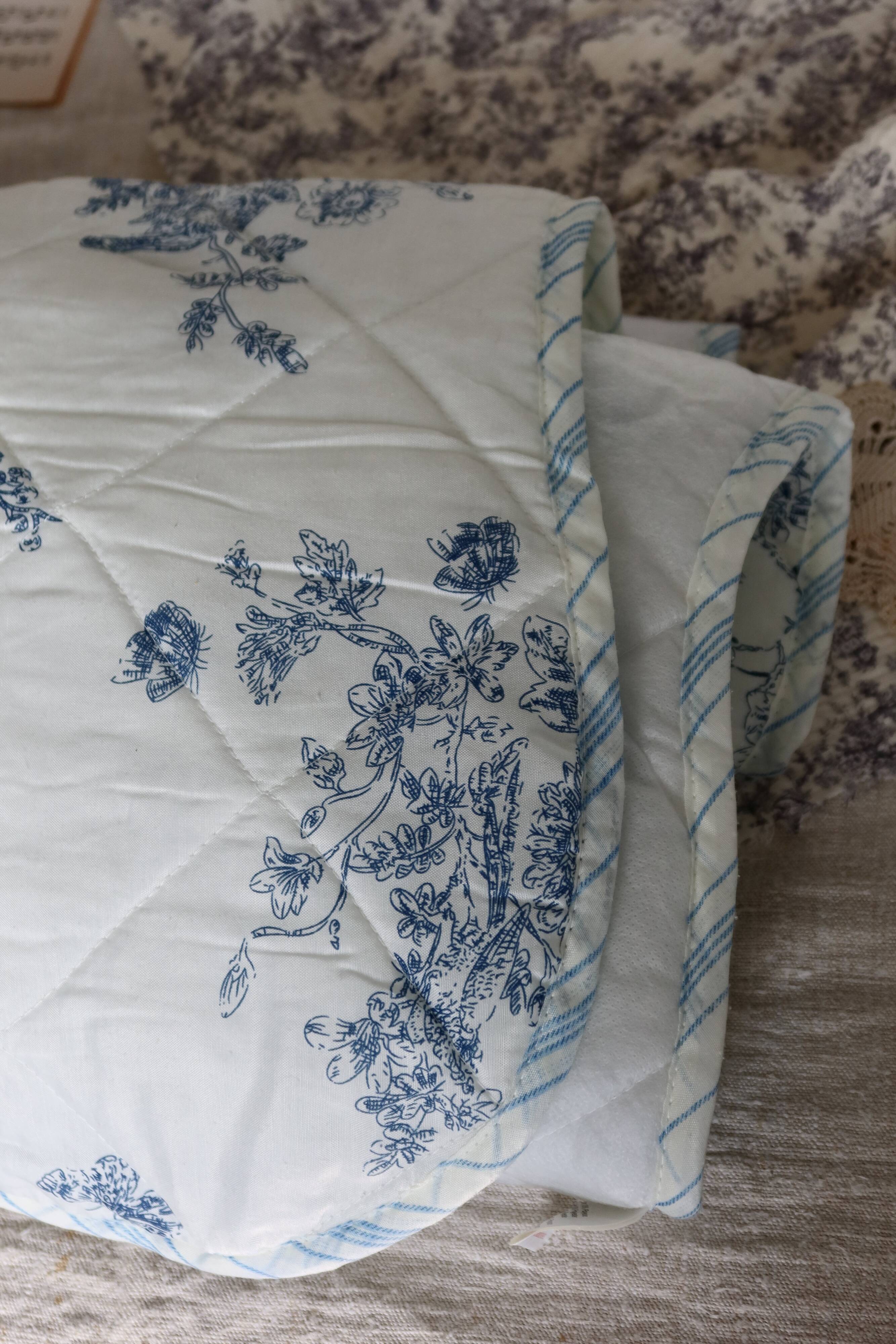 Small vintage quilt with toile de Jouy pattern