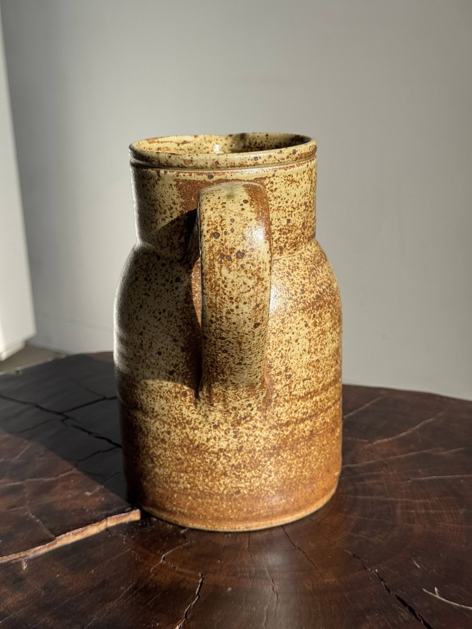 Grande carafe en grès mouchetée pas de marque au dessous H21