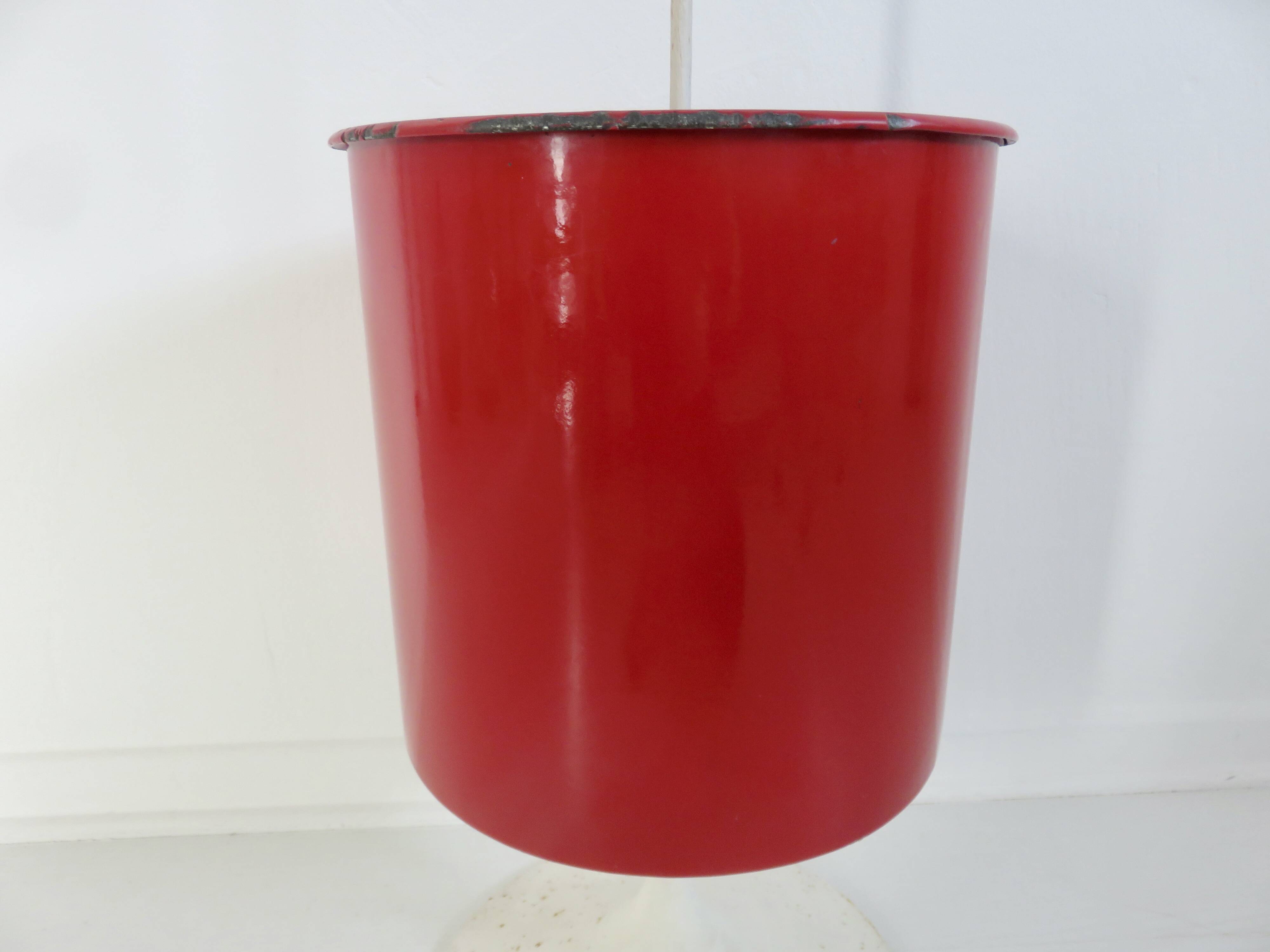 Porte parapluies, pied tulipe, tôle émaillée et laiton, 1950