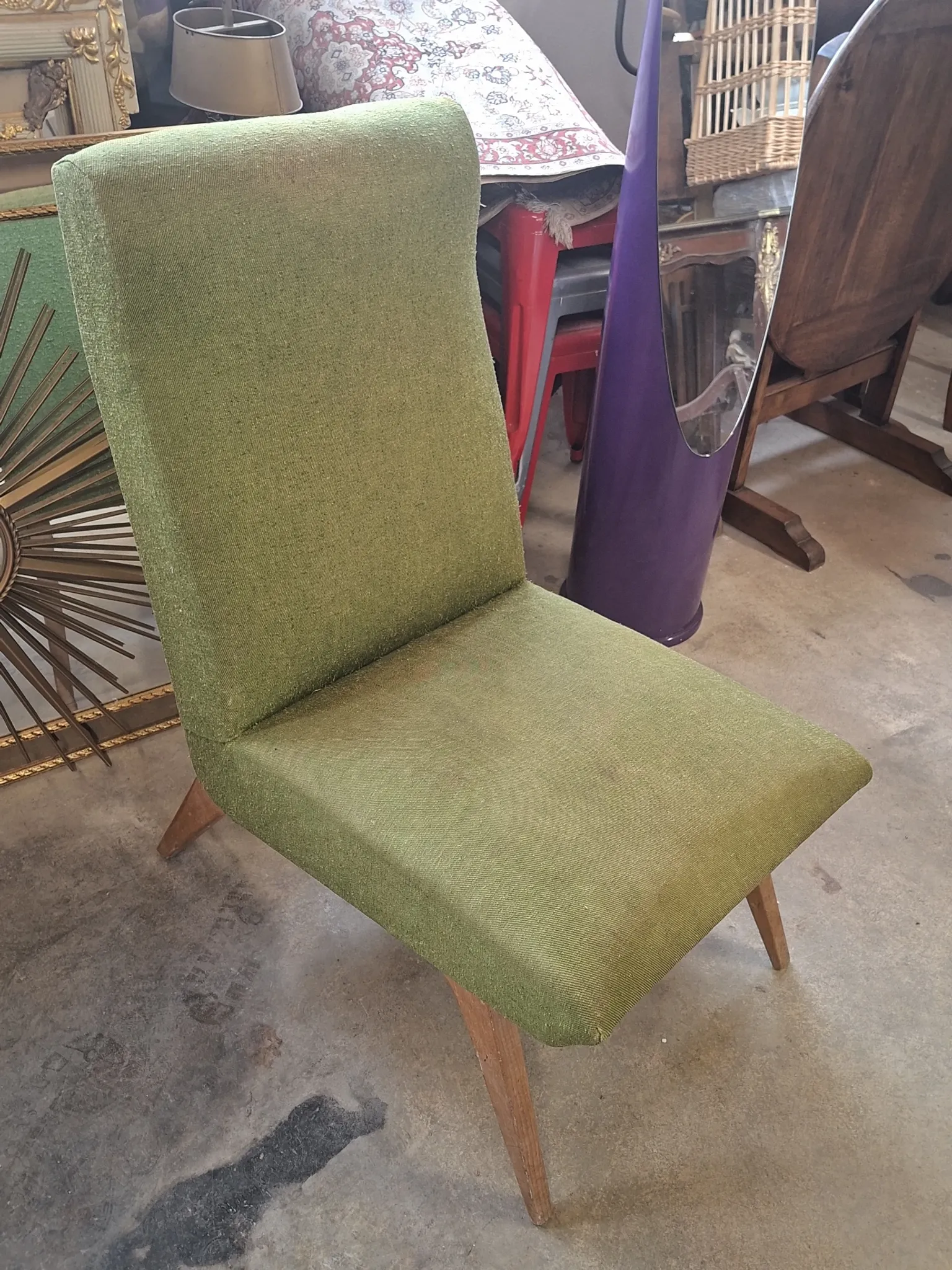Pair of vintage armchairs with tapered legs from the 1950s.